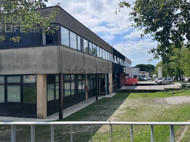 Capannone in vendita di 1100 m² in Via Marche