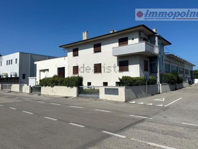 Capannone in vendita di 1100 m² in Via Monte Verena, 60