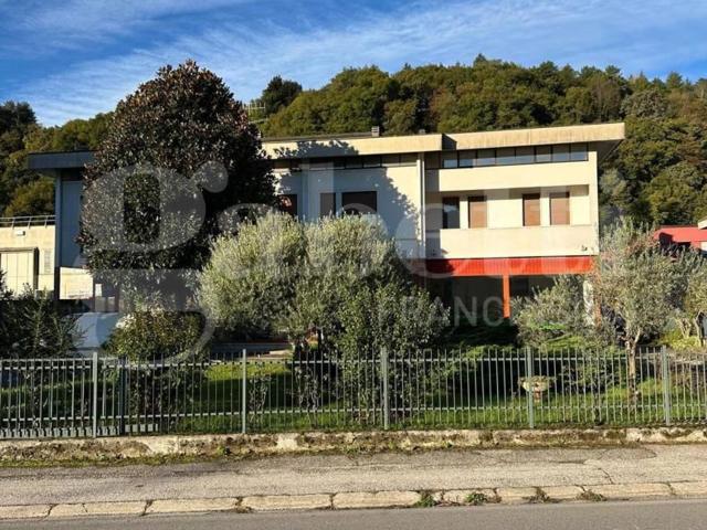 Capannone in vendita di 1100 m² in Via Gasdotto, 24