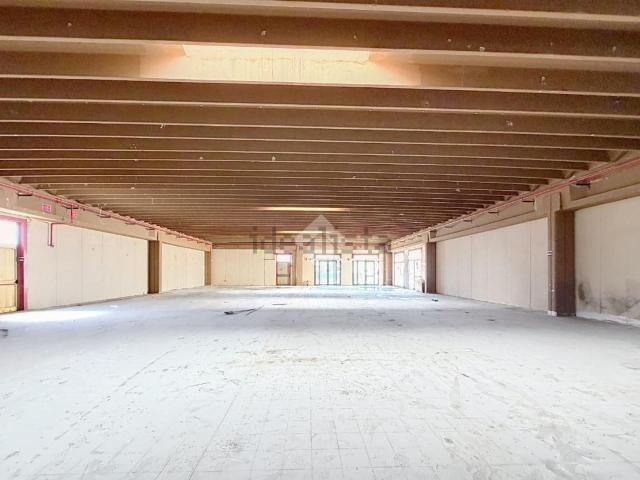 Capannone in vendita di 1100 m² in Via Giovanni Cantini, 55