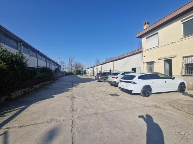 Capannone in vendita di 1100 m² in Via Podere della Vigna