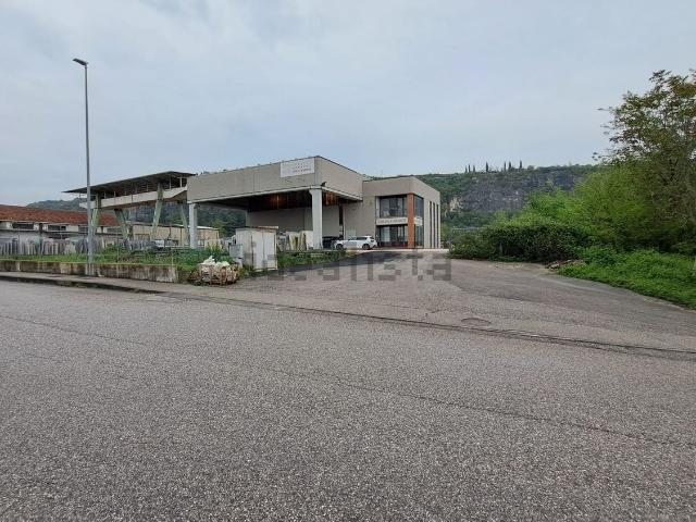 Capannone in vendita di 1100 m² in Via Sotto Sengia, 14