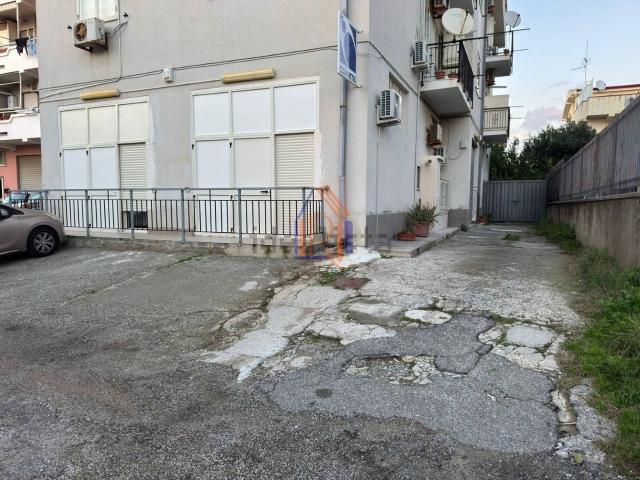 Capannone in vendita di 111 m² in Via Stromboli, 37