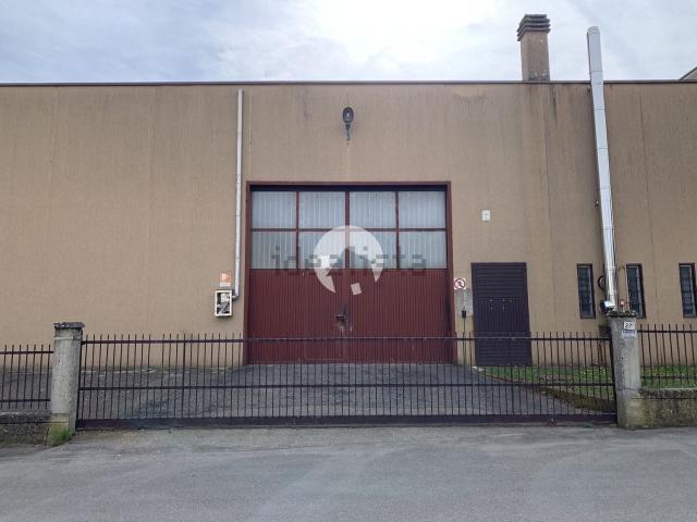 Capannone in vendita di 1120 m² in Via Partigiani d&apos Italia, 27
