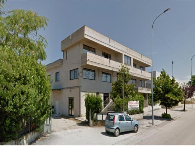 Capannone in vendita di 1136 m² in Via Ennio Flaiano, 45