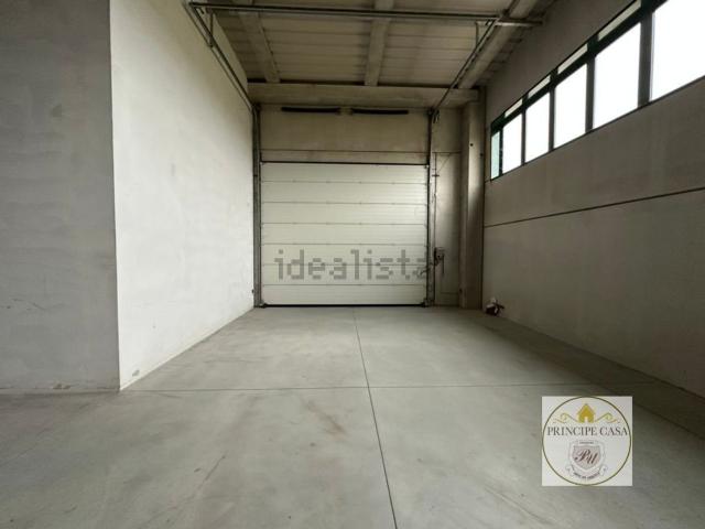 Capannone in vendita di 1130 m² in Via Roma, 28