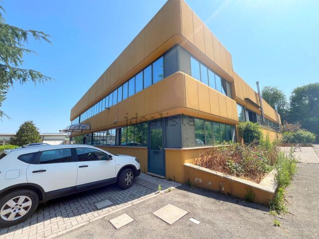 Capannone in vendita di 1145 m² in Piazza Aldo Moro