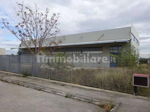 Capannone in vendita di 1140 m² in Contrada Vaccardo