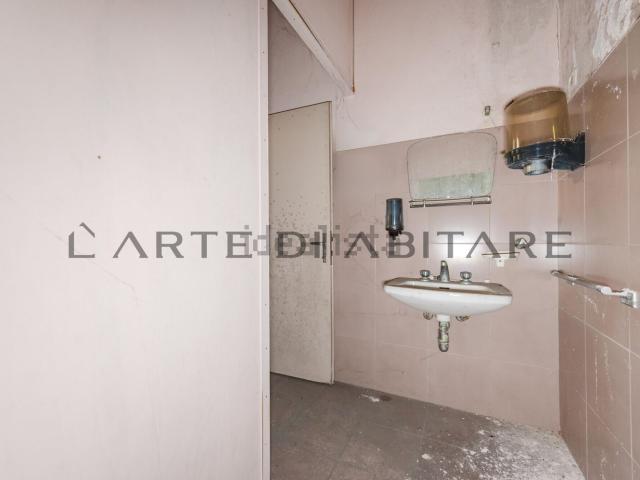 Capannone in vendita di 1140 m² in Via Luigi Settembrini