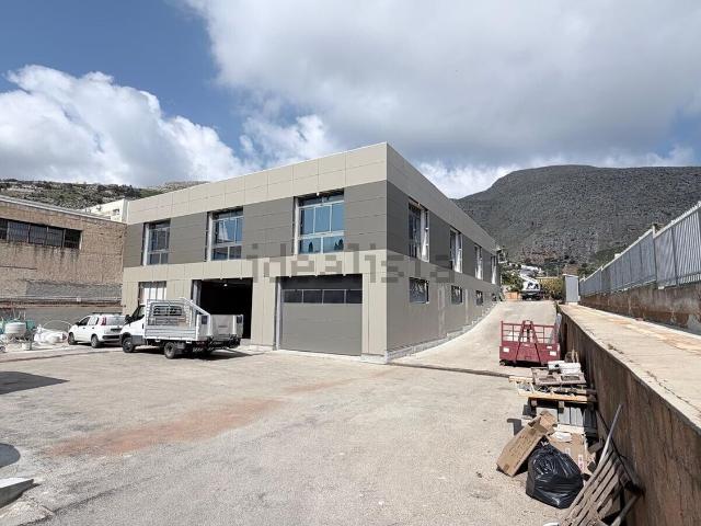 Capannone in vendita di 1140 m² in Viale Aiace, 126