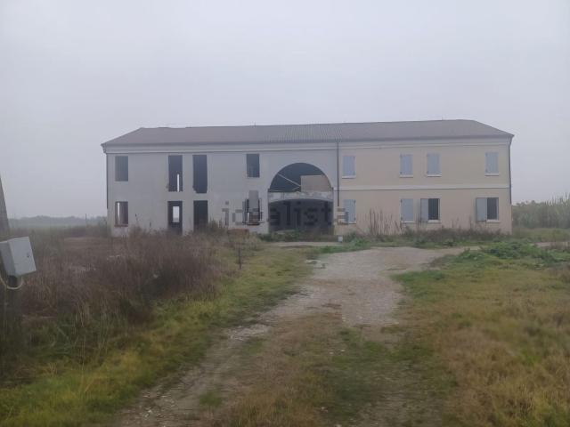 Capannone in vendita di 1151 m² in Via Albero