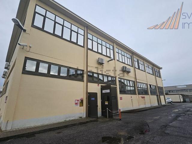 Capannone in vendita di 1168 m² in Via Tintoretto