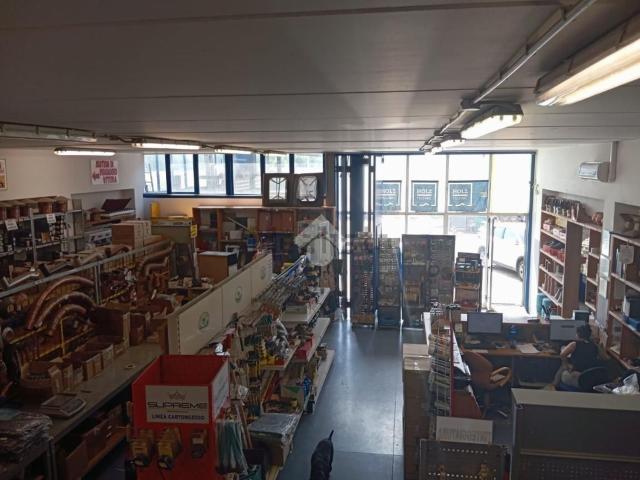 Capannone in vendita di 1160 m² in Via Forli&apos , 6