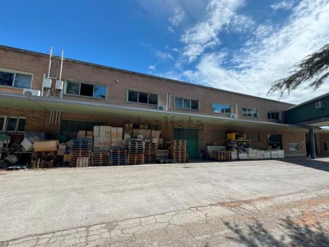 Capannone in vendita di 1163 m² in Via San Donato, 5
