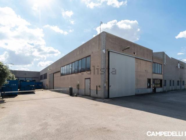 Capannone in vendita di 1175 m² in Viale del Commercio, 18