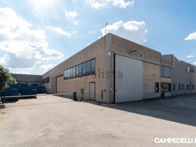 Capannone in vendita di 1175 m² in Viale del Commercio, 18