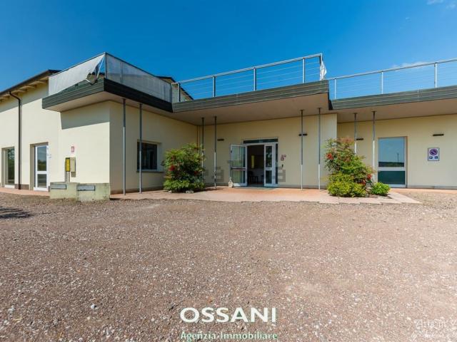 Capannone in vendita di 1170 m² in Via Emilia Levante, 1550