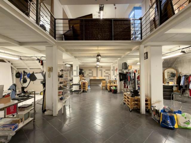 Capannone in vendita di 1170 m² in Via San Lorenzo, 273