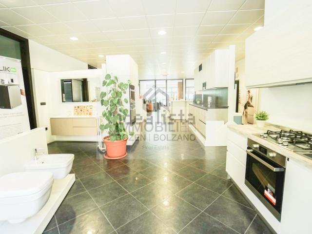 Capannone in vendita di 1185 m² in Corso della Libertà, 127
