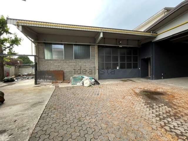 Capannone in vendita di 1195 m² in Via Montecassino