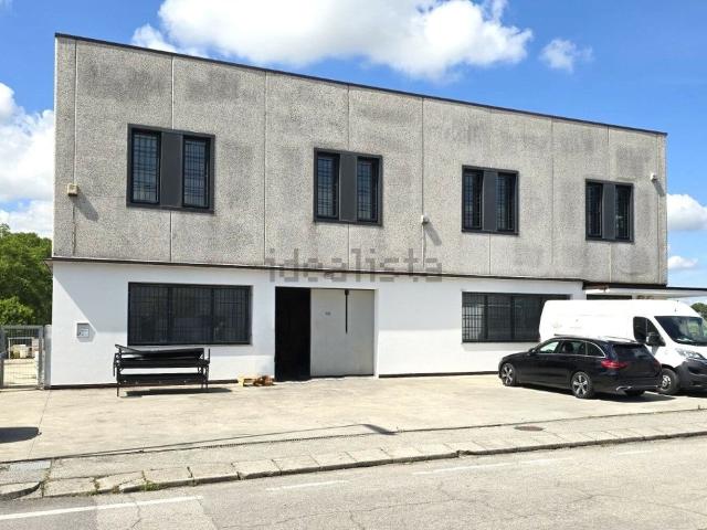 Capannone in vendita di 1198 m² in Via del Lavoro, 67