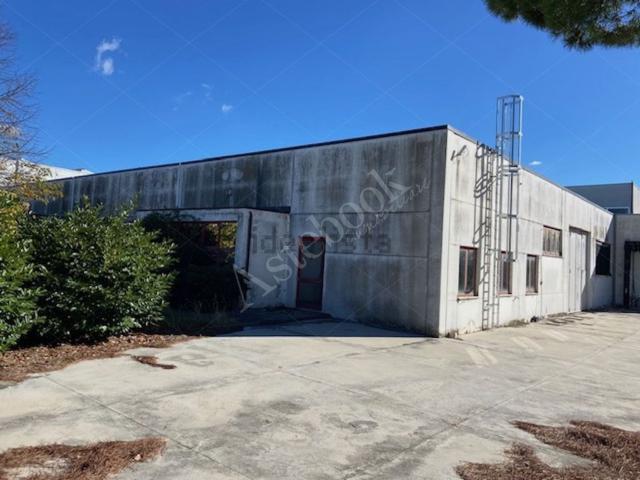 Capannone in vendita di 1190 m² in Via dell&apos Industria