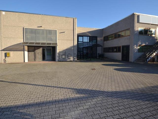 Capannone in vendita di 1209 m² in Via Guido Rossa