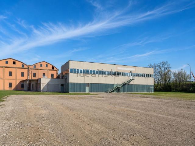 Capannone in vendita di 12000 m² in Via Ongina