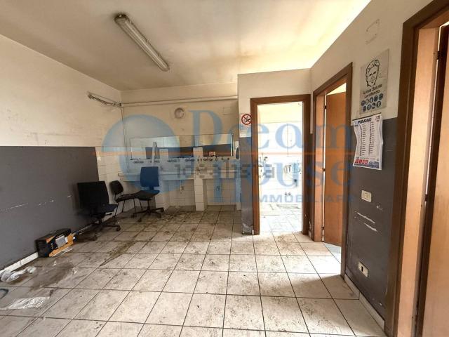 Capannone in vendita di 1200 m² in Contrada Taiano, 7