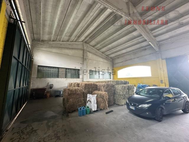 Capannone in vendita di 1200 m² in Via delle Margherite, 9