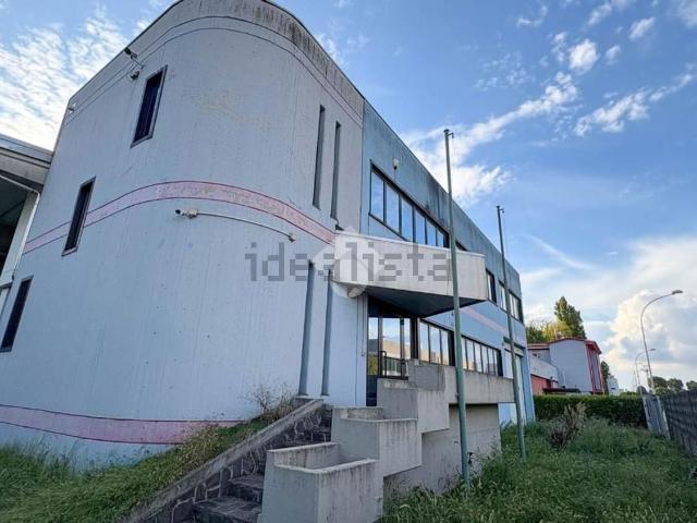 Capannone in vendita di 1200 m² in Via delle Industrie