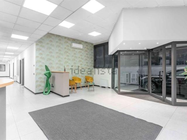 Capannone in vendita di 1200 m² in Via Dossi, 30