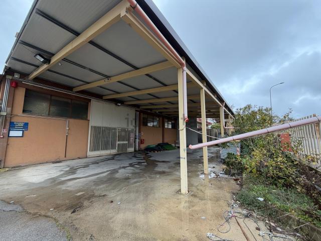 Capannone in vendita di 1200 m² in Via Empedocle, 7