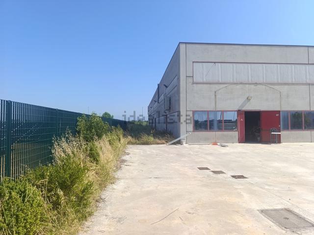 Capannone in vendita di 1200 m² in Via Fabrizio de André