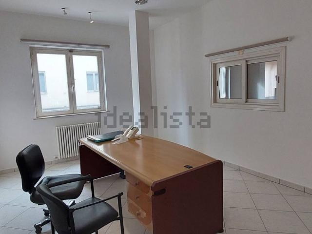 Capannone in vendita di 1200 m² in Via Piceno Aprutina