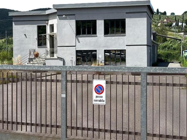 Capannone in vendita di 1200 m² in Via Tosco Romagnola Nord