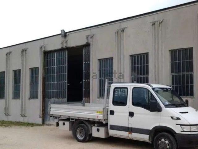 Capannone in vendita di 1200 m² in Via Zona Artigianale
