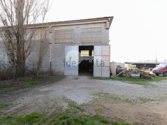 Capannone in vendita di 120 m² in Via Canossi, 19