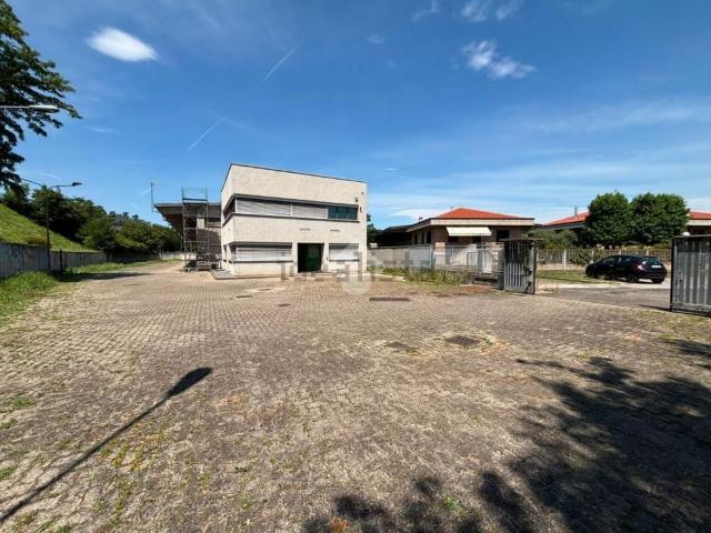 Capannone in vendita di 1210 m² in Via Carnia, 4