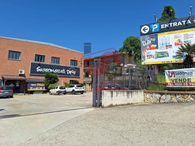 Capannone in vendita di 1210 m² in Via Sala