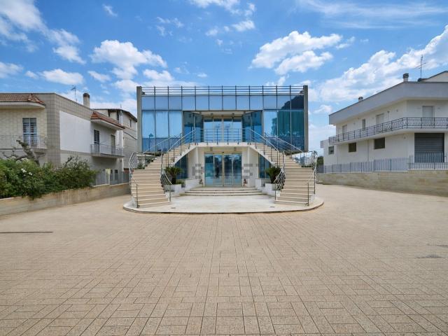 Capannone in vendita di 1223 m² in Via Castellana Putignano, 63