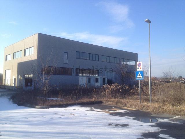 Capannone in vendita di 1223 m² in Via Cressa