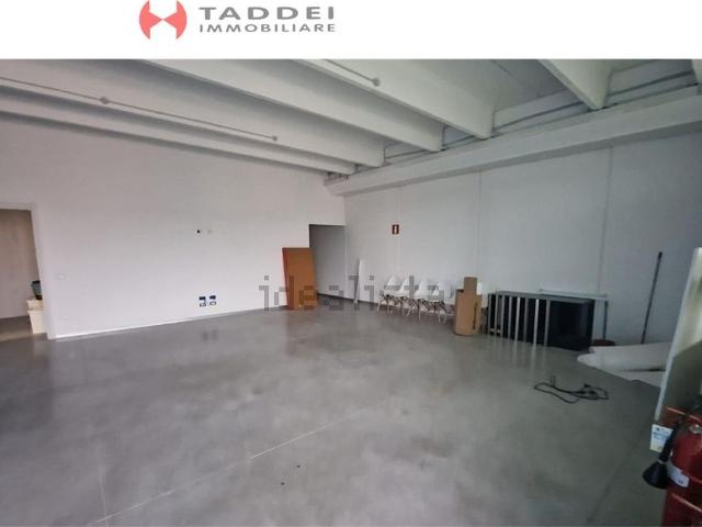 Capannone in vendita di 122 m² in Via Ilio Barontini