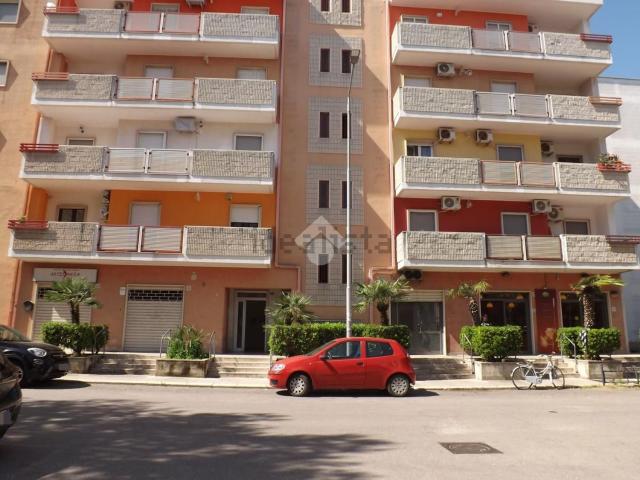 Capannone in vendita di 122 m² in Via Sacerdote Giovanni di Leo, 82