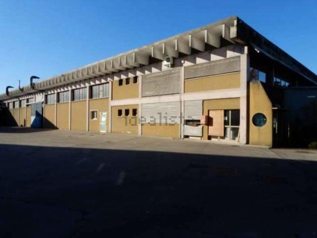 Capannone in vendita di 12300 m² in Via Fontane, 98