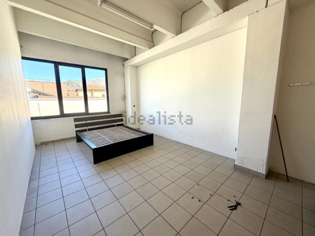Capannone in vendita di 1230 m² in Via Giovanni Battista Scalabrini