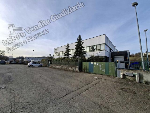 Capannone in vendita di 1250 m² in Via Cascinapiano, 57