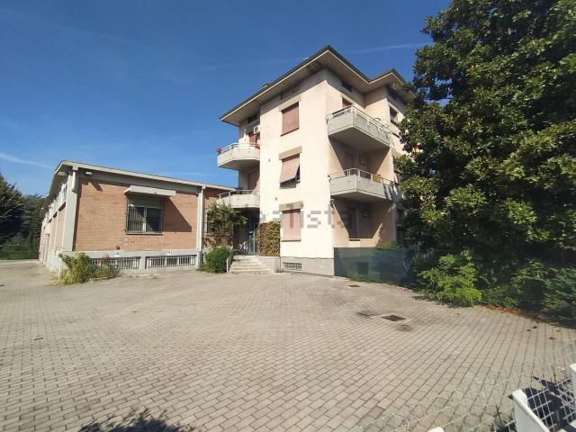Capannone in vendita di 1250 m² in Via Ferdinando Bernini, 8