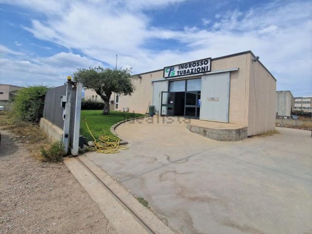 Capannone in vendita di 1250 m² in Via Israele, 21