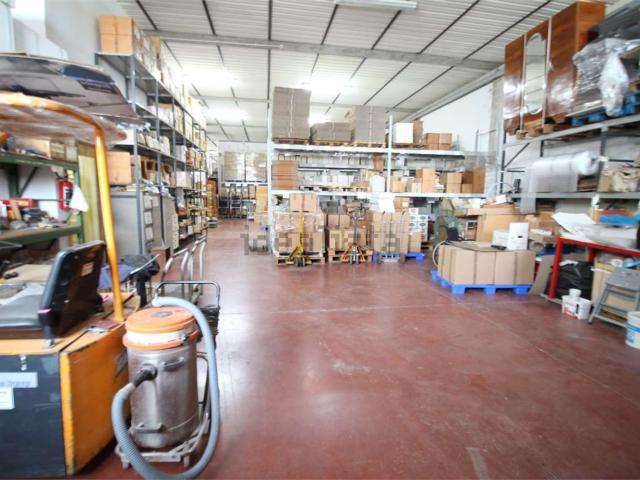 Capannone in vendita di 1275 m² in Via Umbria